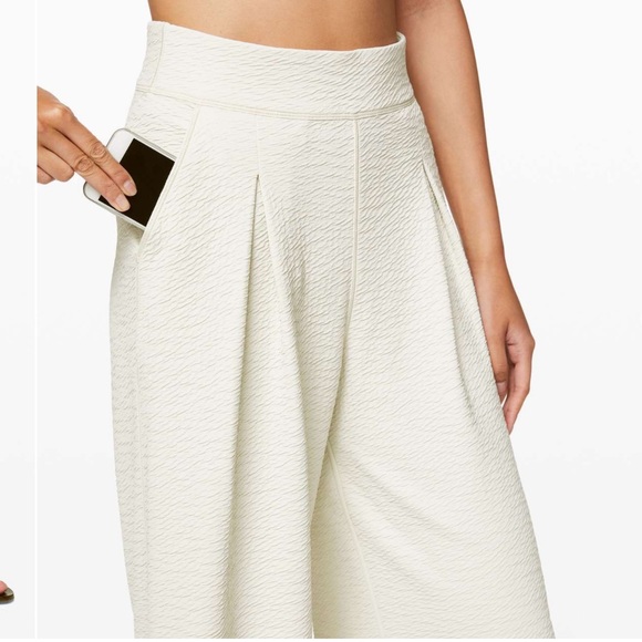 Lululemon can you feel the pleat crop - Picture 4 of 13